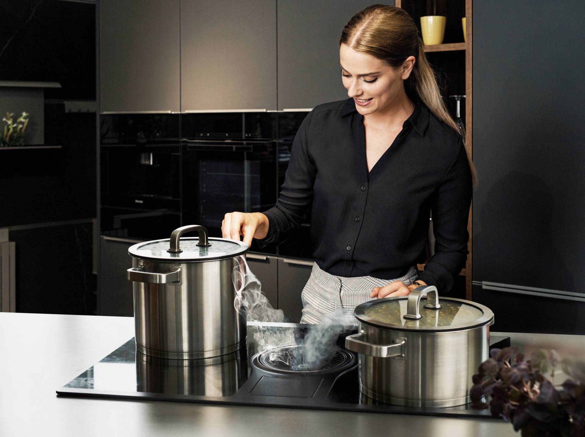 Moderne schwarze Küche mit LED Beleuchtung aus dem Küchenstudio in Pfungstadt.